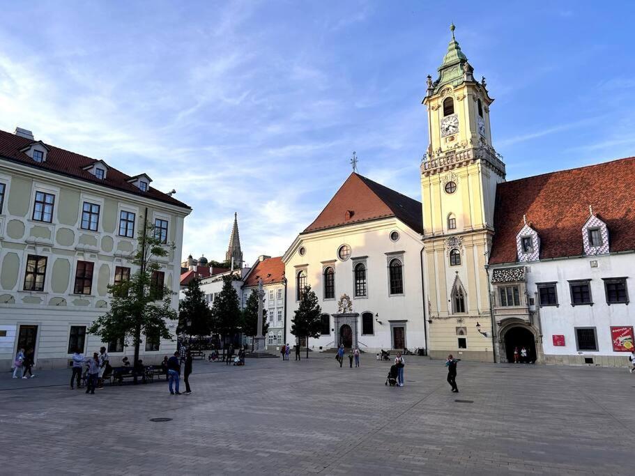 Luxurious And Royal Apartment In The Old Town Bratislava Buitenkant foto