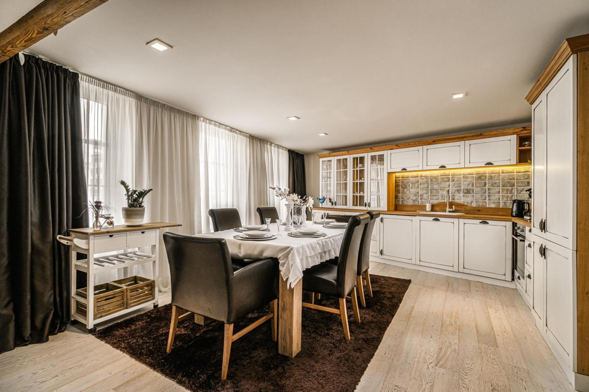 Luxurious And Royal Apartment In The Old Town Bratislava Buitenkant foto
