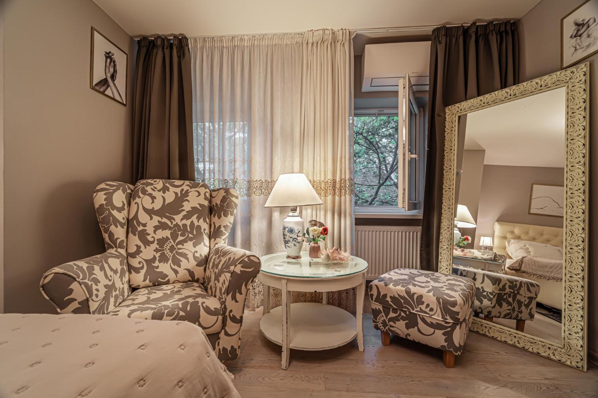 Luxurious And Royal Apartment In The Old Town Bratislava Buitenkant foto